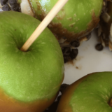 These #vegan dairy-freed caramel apples are a healthier alternative to the traditional version - and super easy with just 2 ingredients for the caramel.