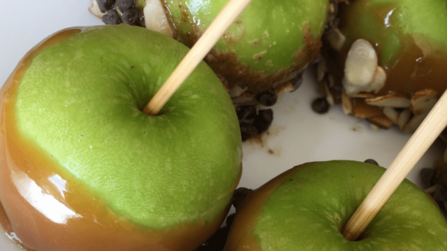 These #vegan dairy-freed caramel apples are a healthier alternative to the traditional version - and super easy with just 2 ingredients for the caramel.